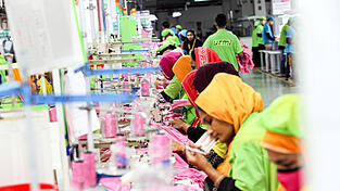 Näherinnen in einer Fabrik in Bangladesch. Näherinnen in einer Fabrik in Bangladesch.