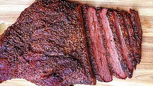 Die Rinderbrust wird in Deutschland normalerweise eher als Suppenfleisch zubereitet - in den USA allerdings landet sie beim traditionellen Barbecue auch oft als 'Beef Brisket' im Smoker-Grill. Die Rinderbrust wird in Deutschland normalerweise eher als Suppenfleisch zubereitet - in den USA allerdings landet sie beim traditionellen Barbecue auch oft als 'Beef Brisket' im Smoker-Grill.