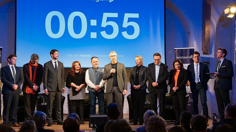 Moderator Thomas Holzberger (ganz rechts) mit den Kandidaten (von links): Thomas Haslinger, Heiko Helmbrecht, Norbert Hoffmann, Gabriella Lando, Olaf Minet, Christoph Rabl. Patricia Steinberger, Günter Straßberger, Petra Strasser und Jürgen Wachter. Moderator Thomas Holzberger (ganz rechts) mit den Kandidaten (von links): Thomas Haslinger, Heiko Helmbrecht, Norbert Hoffmann, Gabriella Lando, Olaf Minet, Christoph Rabl. Patricia Steinberger, Günter Straßberger, Petra Strasser und Jürgen Wachter.