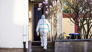 An dem Einfamilienhaus in Barsinghausen läuft die Spurensicherung. An dem Einfamilienhaus in Barsinghausen läuft die Spurensicherung.