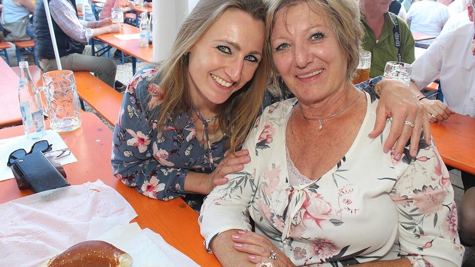 Zur Musik von Headless wurde ausgelassen gefeiert. Zur Musik von Headless wurde ausgelassen gefeiert.