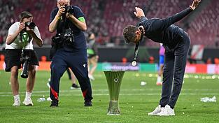 Oliver Glasner verneigt sich vor den Fans von Crystal Palace. Oliver Glasner verneigt sich vor den Fans von Crystal Palace.