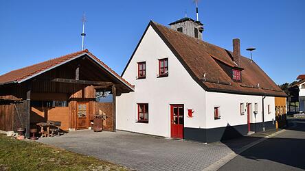Im Hofbereich des Gerätehauses in Schwarzenberg wird für die Feier am Kirta-Montag ein Zelt aufgestellt. Im Hofbereich des Gerätehauses in Schwarzenberg wird für die Feier am Kirta-Montag ein Zelt aufgestellt.