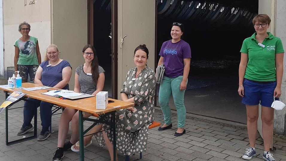 Die 'KultWerkStadt'-Mitglieder Julia Mühlbauer, Elisabeth Nürnberger, Marina Schmid, Laura Pongratz, Sonja Kaufmann und Tanja Martina Federl nahmen die Kinder zum Actionpainting in Empfang. Die 'KultWerkStadt'-Mitglieder Julia Mühlbauer, Elisabeth Nürnberger, Marina Schmid, Laura Pongratz, Sonja Kaufmann und Tanja Martina Federl nahmen die Kinder zum Actionpainting in Empfang.