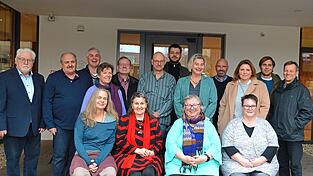 Kreisrätin Lisa Wax (vorne, 2. v. r.)versicherte: „Wir setzen uns für unsere Heimat ein.“ Kreisrätin Lisa Wax (vorne, 2. v. r.)versicherte: „Wir setzen uns für unsere Heimat ein.“