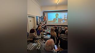 Schon vor Oßners Ankunft auf der CSU-Wahlparty war die Freude groß. Schon vor Oßners Ankunft auf der CSU-Wahlparty war die Freude groß.