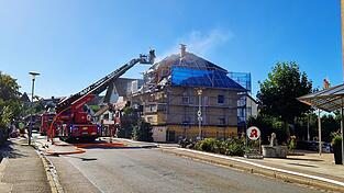 Während der Löscharbeiten im Dachstuhlbereich ist die Hochstraße gesperrt. Während der Löscharbeiten im Dachstuhlbereich ist die Hochstraße gesperrt.