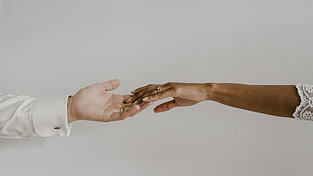 Interkulturelle Liebe kann mit Herausforderungen verbunden sein, aber auch spannend und bereichernd sein. Interkulturelle Liebe kann mit Herausforderungen verbunden sein, aber auch spannend und bereichernd sein.