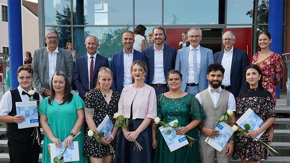 Die mit dem Staatspreis ausgezeichneten Schüler stellten sich gemeinsam mit den Ehrengästen zum Foto auf. Die mit dem Staatspreis ausgezeichneten Schüler stellten sich gemeinsam mit den Ehrengästen zum Foto auf.