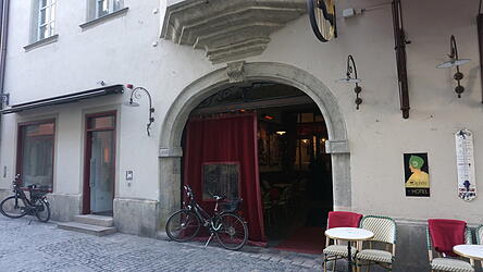 Das Hotel und Lokal Orphée übernimmt die leerstehenden Ladenräumlichkeiten (links im Bild). Das Hotel und Lokal Orphée übernimmt die leerstehenden Ladenräumlichkeiten (links im Bild).