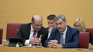 Bayerns Ministerpräsident Markus Söder (r.) bespricht sich bei der Sitzung des bayerischen Landtags mit seinem Finanzminister Albert Füracker. Bayerns Ministerpräsident Markus Söder (r.) bespricht sich bei der Sitzung des bayerischen Landtags mit seinem Finanzminister Albert Füracker.