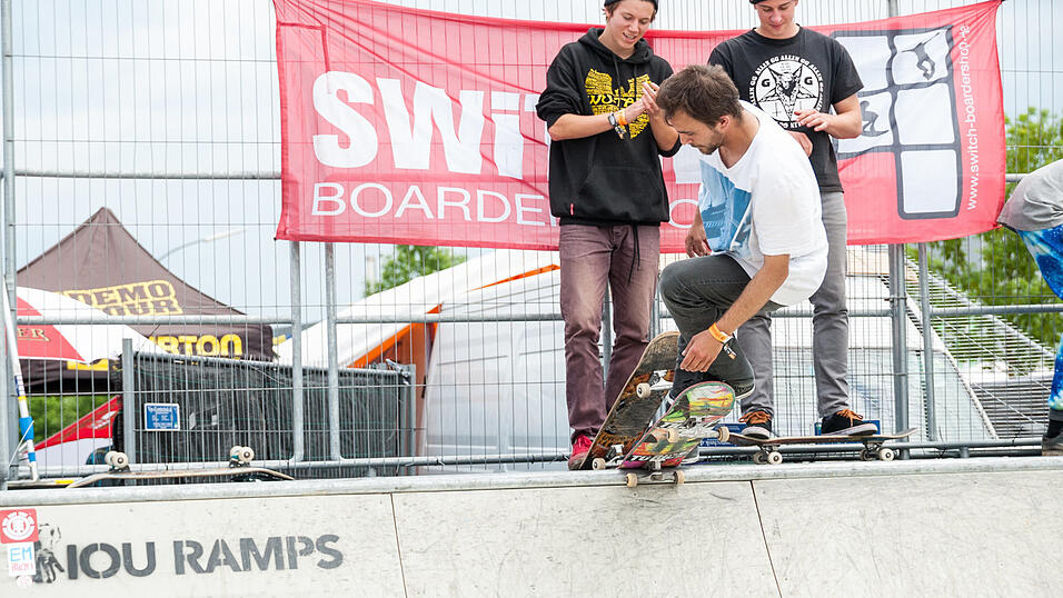 Auch am Samstag sind die Besucher auf dem Pfingst-Open-Air gut drauf. (Foto: Susanne Raith) Auch am Samstag sind die Besucher auf dem Pfingst-Open-Air gut drauf. (Foto: Susanne Raith)