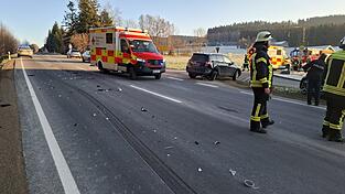 Bei einem Auffahrunfall wurden am Samstagnachmittag bei Fratersdorf zwei Personen verletzt. Bei einem Auffahrunfall wurden am Samstagnachmittag bei Fratersdorf zwei Personen verletzt.