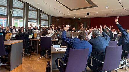 Hand hoch, wer dafür ist: Am Mittwoch gab es im Kreistag viele Punkte, über die abgestimmt werden musste. Hand hoch, wer dafür ist: Am Mittwoch gab es im Kreistag viele Punkte, über die abgestimmt werden musste.