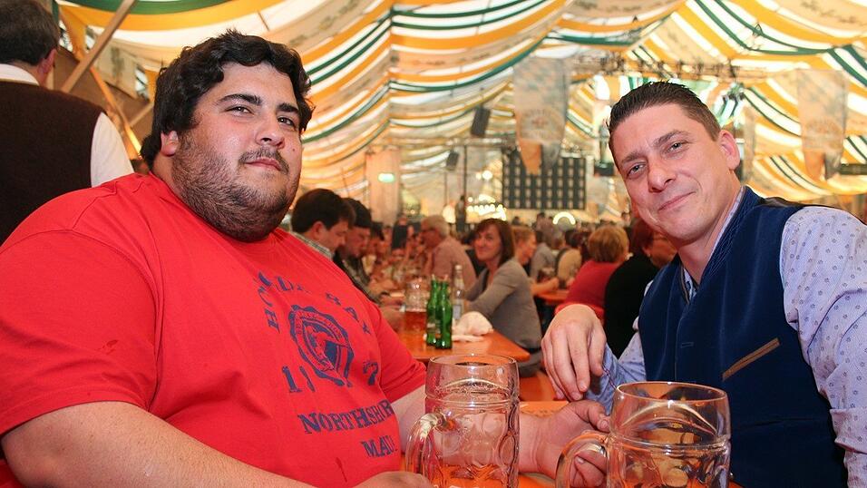 Die Frühjahrsdult 2017 in Landshut neigt sich dem Ende entgegen. Grund genug, noch einmal richtig in den Bierzelten zu feiern - abgerundet vom traditionellen Feuerwerk. Die Frühjahrsdult 2017 in Landshut neigt sich dem Ende entgegen. Grund genug, noch einmal richtig in den Bierzelten zu feiern - abgerundet vom traditionellen Feuerwerk.