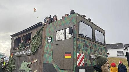 Die Bundeswehr und insbesondere die Wehrpflicht waren beim Pfeffenhausener Faschingsumzug beliebte Themen. Die Bundeswehr und insbesondere die Wehrpflicht waren beim Pfeffenhausener Faschingsumzug beliebte Themen.