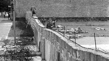 Volkspolizisten und Arbeiter der DDR beim Errichten der Berliner Mauer Anfang Oktober 1961 im Norden Berlins an der Grenze zum westberliner Bezirk Reinickendorf. Volkspolizisten und Arbeiter der DDR beim Errichten der Berliner Mauer Anfang Oktober 1961 im Norden Berlins an der Grenze zum westberliner Bezirk Reinickendorf.