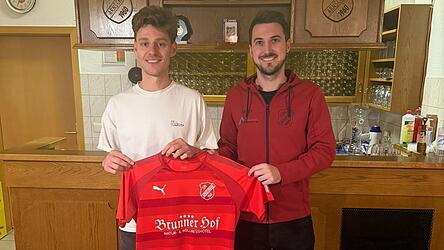 Neuzugang Samuel Burgfeld mit Vize-Abteilungsleiter Andreas Sturm. Neuzugang Samuel Burgfeld mit Vize-Abteilungsleiter Andreas Sturm.