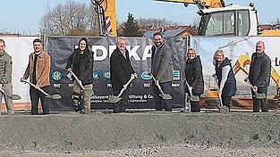 Thomas Schedlbauer (Polier Firma Dankerl, v. l.), Christian Groitl (fit+), Florian Fischer (Projektentwicklung), Josef Schambeck (Projektleitung), Geschäftsführer Viktoria Dankerl und Johannes Fischer, MdL Tobias Beck, Bürgermeisterin Christine Hammerschick, Ursula Heller (Geschäftsleitung Gemeinde), 3. Bürgermeister Stefan Heller, Nadja Busch und Markus Kapfenberger (Betreiber) und Sven Reichelt (Edeka Gebietsleitung) Thomas Schedlbauer (Polier Firma Dankerl, v. l.), Christian Groitl (fit+), Florian Fischer (Projektentwicklung), Josef Schambeck (Projektleitung), Geschäftsführer Viktoria Dankerl und Johannes Fischer, MdL Tobias Beck, Bürgermeisterin Christine Hammerschick, Ursula Heller (Geschäftsleitung Gemeinde), 3. Bürgermeister Stefan Heller, Nadja Busch und Markus Kapfenberger (Betreiber) und Sven Reichelt (Edeka Gebietsleitung)