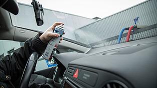 Bevor man Cockpit-Spray verwendet, sollte man die Armaturen gründlich reinigen. Bevor man Cockpit-Spray verwendet, sollte man die Armaturen gründlich reinigen.