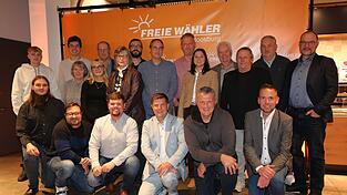 Bürgermeisterkandidat und erster Listenkandidat Reinhard Lauterbach (vorne, 3. v. r.) zusammen mit den anwesenden weiteren Listenkandidaten der Freien Wähler Moosburg. Bürgermeisterkandidat und erster Listenkandidat Reinhard Lauterbach (vorne, 3. v. r.) zusammen mit den anwesenden weiteren Listenkandidaten der Freien Wähler Moosburg.