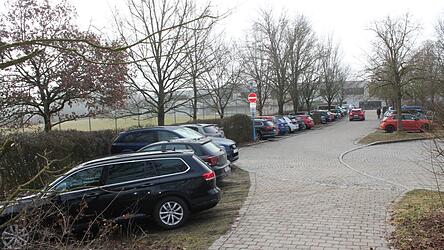Überall alles vollgeparkt - unter anderem hier am Maristen-Gymnasium. Überall alles vollgeparkt - unter anderem hier am Maristen-Gymnasium.