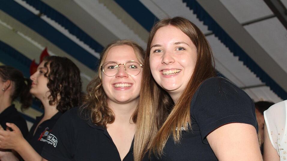 Zur Musik von Headless wurde ausgelassen gefeiert. Zur Musik von Headless wurde ausgelassen gefeiert.