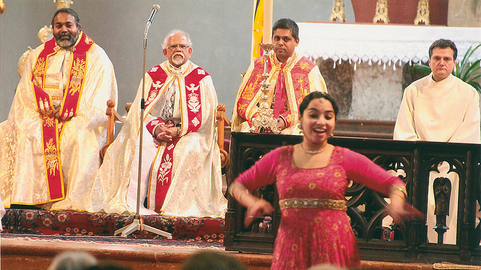 Eine Impression von einem Gottesdienst im syro-malabarischen Ritus (im Hintergrund 2.v.l. Karmeliten-Pater Sunny Kodiyan), wie er am kommenden Donnerstag in der Karmelitenkirche stattfinden wird. Eine Impression von einem Gottesdienst im syro-malabarischen Ritus (im Hintergrund 2.v.l. Karmeliten-Pater Sunny Kodiyan), wie er am kommenden Donnerstag in der Karmelitenkirche stattfinden wird.