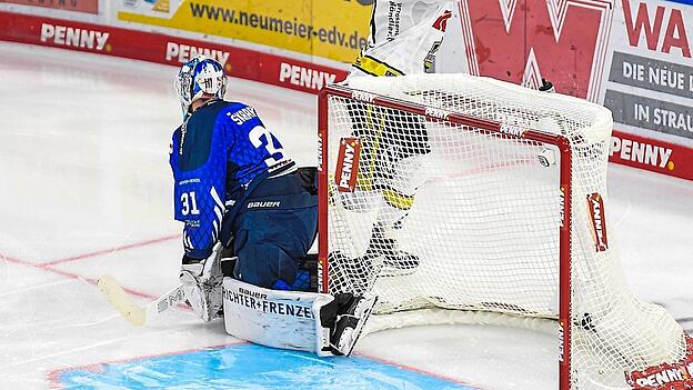 Straubings Goalie Jakub Skarek ist geschlagen, ein ehemaliger Straubing, Marcel Müller (hinten), bejubelt einen seiner zwei Treffer für die Krefeld Pinguine, die die Partie mit 6:3 gewinnen. Straubings Goalie Jakub Skarek ist geschlagen, ein ehemaliger Straubing, Marcel Müller (hinten), bejubelt einen seiner zwei Treffer für die Krefeld Pinguine, die die Partie mit 6:3 gewinnen.
