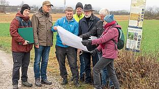 Besorgt blicken die Naturschützer von der geschützten Streuwiese auf die benachbarte Fläche, auf der ein Masthähnchenstall gebaut werden soll. Besorgt blicken die Naturschützer von der geschützten Streuwiese auf die benachbarte Fläche, auf der ein Masthähnchenstall gebaut werden soll.