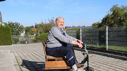 Alfred Hoy auf seinem selbst gebauten Sitzroller Alfred Hoy auf seinem selbst gebauten Sitzroller