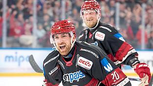 Freudenschrei nach dem Doppelpack: EVL-Stürmer Yannick Wenzel (vorne) schenkte den Towerstars aus Oberschwaben gleich zwei Stück ein - und das jeweils in Überzahl. Freudenschrei nach dem Doppelpack: EVL-Stürmer Yannick Wenzel (vorne) schenkte den Towerstars aus Oberschwaben gleich zwei Stück ein - und das jeweils in Überzahl.