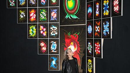 Patrizia Neumann blickt in der Ausstellung „Farben des Lichts“ auf das Lebenswerk ihres Mannes und die „Symphonie No. 5“ zurück. Patrizia Neumann blickt in der Ausstellung „Farben des Lichts“ auf das Lebenswerk ihres Mannes und die „Symphonie No. 5“ zurück.