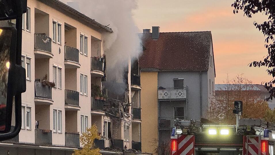 Die Fassade des Hauses wurde schwer beschädigt. Die Fassade des Hauses wurde schwer beschädigt.