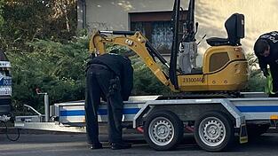 Bei der Suche nach Beweismitteln im Fall Rebecca setzte die Polizei auch einen Bagger ein. Bei der Suche nach Beweismitteln im Fall Rebecca setzte die Polizei auch einen Bagger ein.