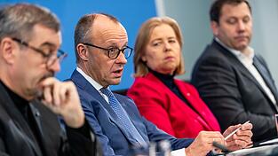 Die Koalitionsspitzen präsentieren nach nächtlichen Beratungen Ergebnisse. Die Koalitionsspitzen präsentieren nach nächtlichen Beratungen Ergebnisse.