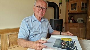 Michael Aigner blättert im BMW-Fotoalbum. Darin stecken all seine Erinnerungen. Michael Aigner blättert im BMW-Fotoalbum. Darin stecken all seine Erinnerungen.