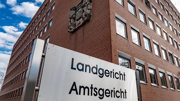 Die Anklage legte einem 38-jährigen Mann gefährlichen Eingriff in den Straßenverkehr, Nötigung, gefährliche sowie versuchte gefährliche Körperverletzung und Körperverletzung zur Last. Die Anklage legte einem 38-jährigen Mann gefährlichen Eingriff in den Straßenverkehr, Nötigung, gefährliche sowie versuchte gefährliche Körperverletzung und Körperverletzung zur Last.
