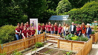 Die Gäste machten sich ein erstes Bild vom neuen Lehrgarten. Die Gäste machten sich ein erstes Bild vom neuen Lehrgarten.