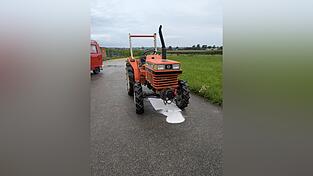 Das Öl lief weiter aus dem Bulldog, als dieser am Bauhof stand. Das Öl lief weiter aus dem Bulldog, als dieser am Bauhof stand.