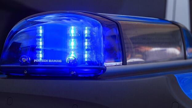 Erst soll eine 17-Jährige in Dingolfing einen Mann mit einer zerbrochenen Glasflasche bedroht haben. Als die Einsatzkräfte eintreffen, richtet sich ihre Aggression laut Polizei gegen die Beamten. (Symbolbild) Erst soll eine 17-Jährige in Dingolfing einen Mann mit einer zerbrochenen Glasflasche bedroht haben. Als die Einsatzkräfte eintreffen, richtet sich ihre Aggression laut Polizei gegen die Beamten. (Symbolbild)