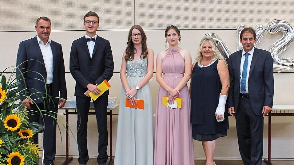 Die Jahrgangsbesten Florian Scharf, Mirjam Treitinger und Veronika Grauschopf wurden besonders geehrt. Stolz auf den erfolgreichen Jahrgang sind Schulleiter Johannes Pfann (r) und Bürgermeister Alfred Holzner. Die Jahrgangsbesten Florian Scharf, Mirjam Treitinger und Veronika Grauschopf wurden besonders geehrt. Stolz auf den erfolgreichen Jahrgang sind Schulleiter Johannes Pfann (r) und Bürgermeister Alfred Holzner.
