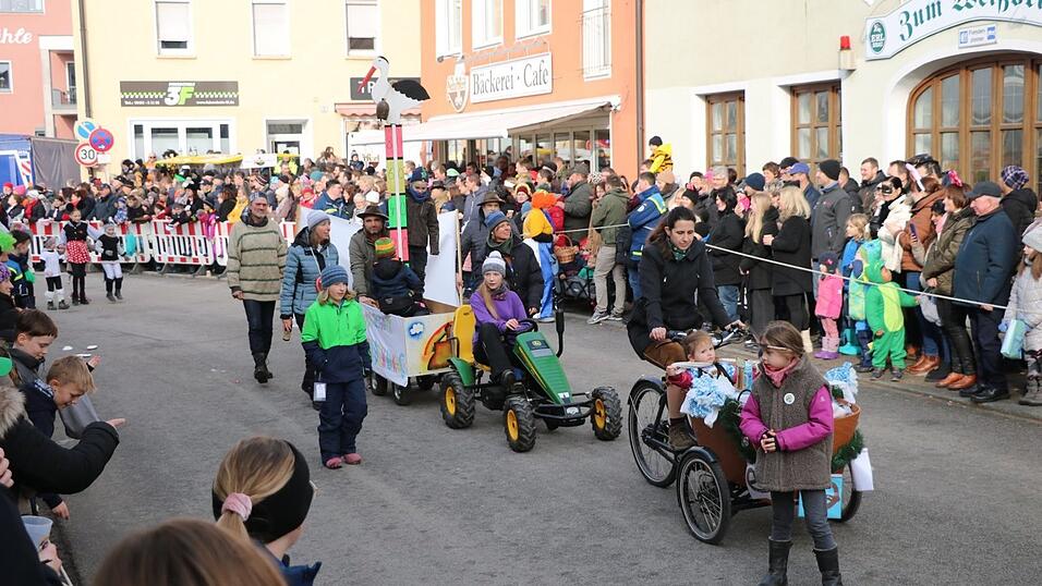 Beim Bogener Faschingsumzug war einiges geboten. Beim Bogener Faschingsumzug war einiges geboten.