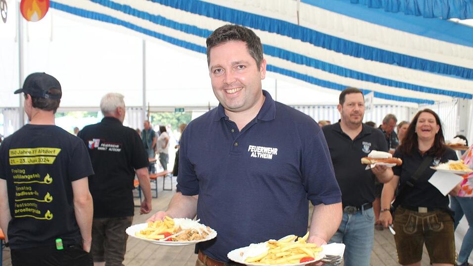 Zur Musik von Headless wurde ausgelassen gefeiert. Zur Musik von Headless wurde ausgelassen gefeiert.