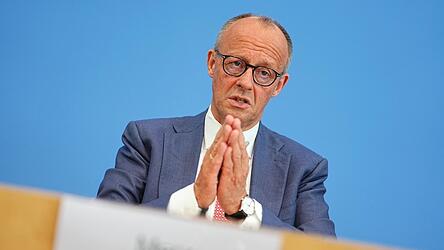 Großteils hat Bundeskanzler Friedrich Merz bei der traditionellen Sommer-Pressekonferenz über Strategien und Steuersätze geredet, ohne erkennen zu lassen, dass er weiß, welche Folgen die Reformen ganz konkret für die Bürger haben. Großteils hat Bundeskanzler Friedrich Merz bei der traditionellen Sommer-Pressekonferenz über Strategien und Steuersätze geredet, ohne erkennen zu lassen, dass er weiß, welche Folgen die Reformen ganz konkret für die Bürger haben.