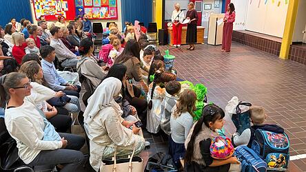 Begleitet von ihren Eltern saßen die Buben und Mädchen in der Aula der Grundschule. Begleitet von ihren Eltern saßen die Buben und Mädchen in der Aula der Grundschule.