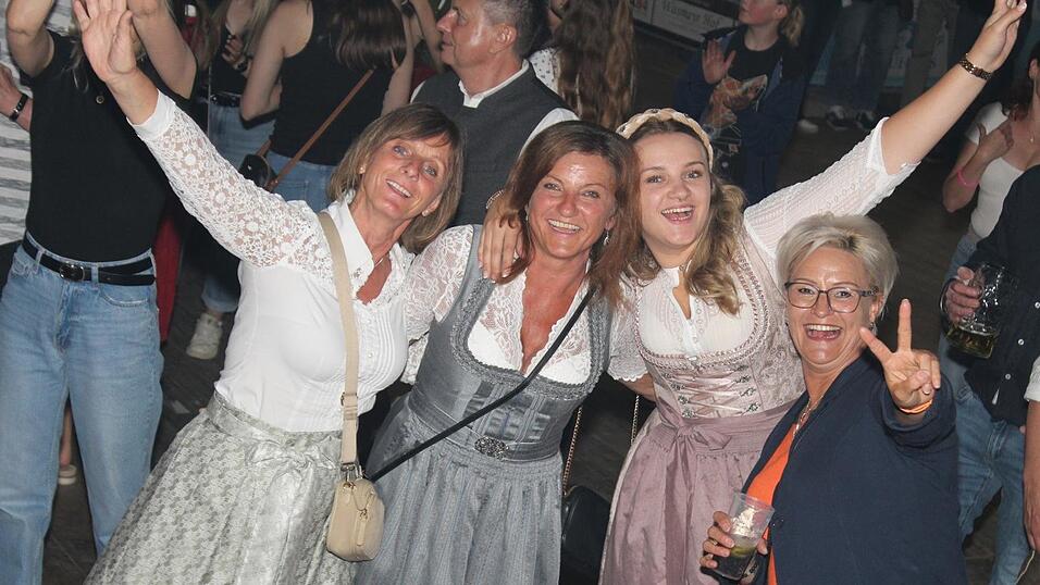 Zur Musik von Headless wurde ausgelassen gefeiert. Zur Musik von Headless wurde ausgelassen gefeiert.