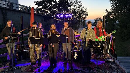 Eine Atmosphäre wie aus dem Bilderbuch: Während im Vordergrund die Musikschulband voller Herzblut aufspielte, war im Hintergrund der Sonnenuntergang eine Augenweide für die Zuschauer. Eine Atmosphäre wie aus dem Bilderbuch: Während im Vordergrund die Musikschulband voller Herzblut aufspielte, war im Hintergrund der Sonnenuntergang eine Augenweide für die Zuschauer.
