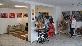 Karin Ostermeier-Leeb hat sich dieses Atelier zum Malen und als Treffpunkt eingerichtet. Karin Ostermeier-Leeb hat sich dieses Atelier zum Malen und als Treffpunkt eingerichtet.
