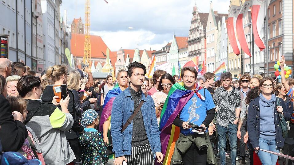 Knapp 2.000 Teilnehmer feierten am Samstag in Landhut den ersten Christopher-Street-Day Niederbayerns. Knapp 2.000 Teilnehmer feierten am Samstag in Landhut den ersten Christopher-Street-Day Niederbayerns.